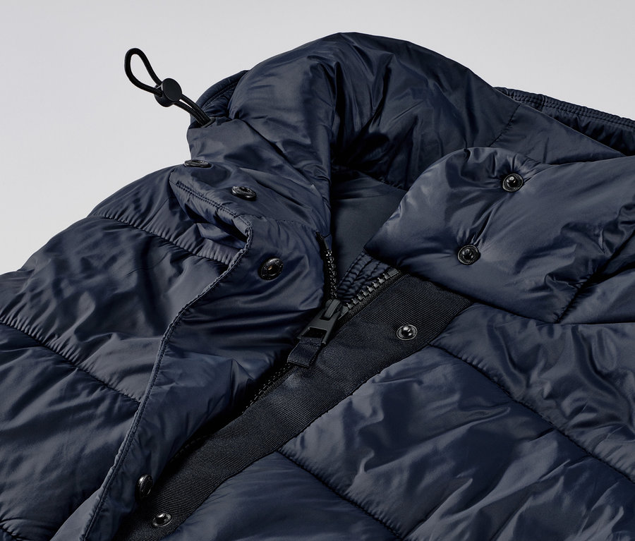 Női hosszú steppelt mellény, sötétkék színben, részletes kép.