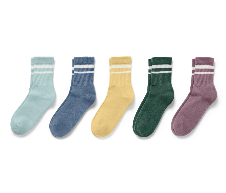 Öt pár különböző színű gyermek tenisz zokni.
