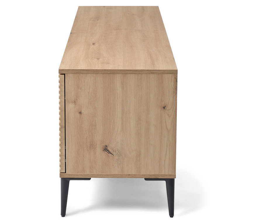 Egy világos fa komód oldalnézete fekete lábakkal.