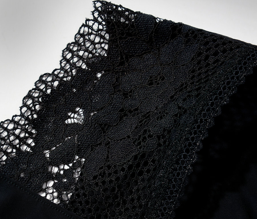 A fekete, csipkés Passionata Raw Cut brazil alsó »Nina« részletgazdag nézete.