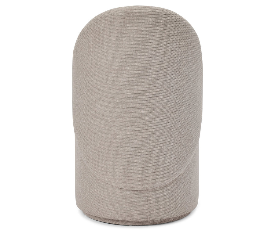 Egy bézs színű szövet szék részlete fehér háttérrel.