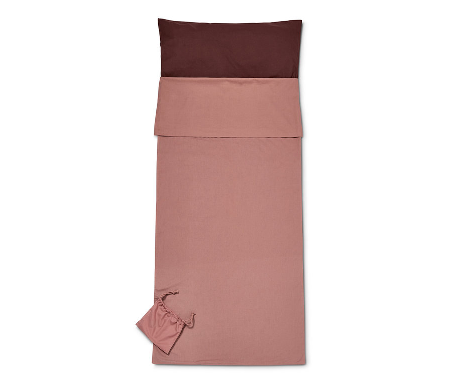 Egy kiterített könnyű hálózsák barna felsőrésszel, a hálózsák többi része és a hordtáska rózsaszín.