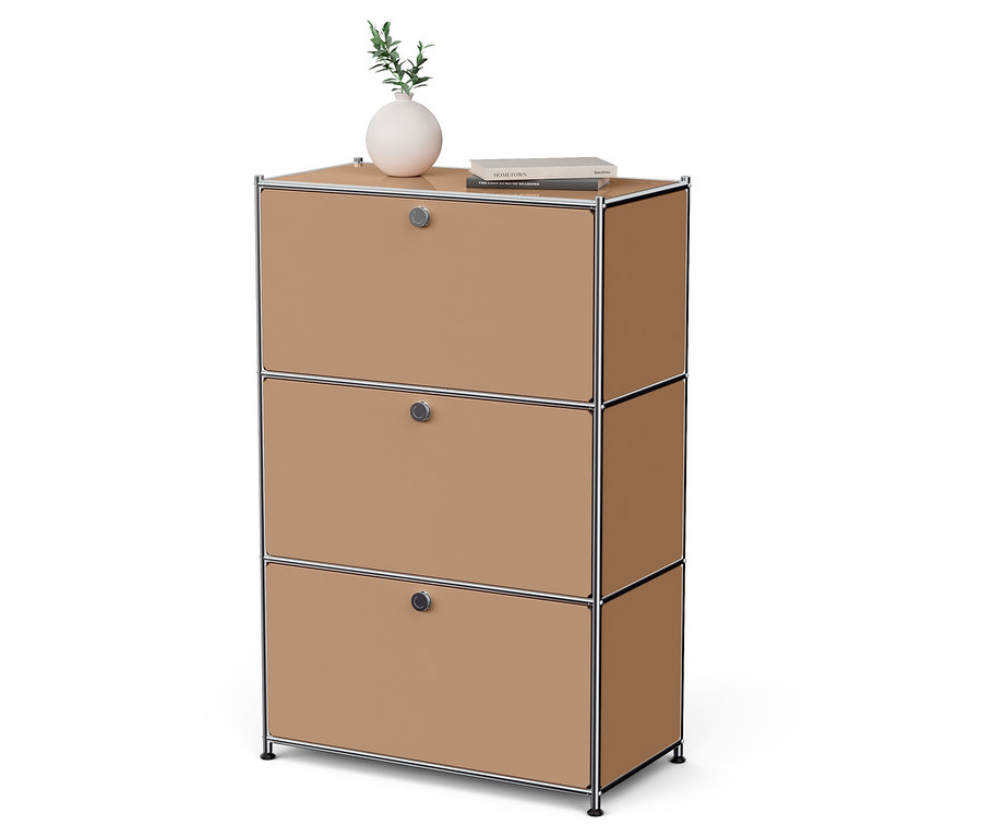 Háromszintes szekrény barna ajtókkal, tetején váza és könyv.