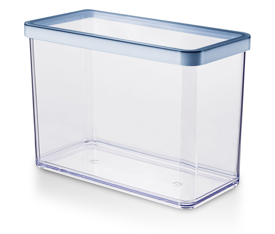Üres, átlátszó, téglalap alakú tartály kék fedéllel.