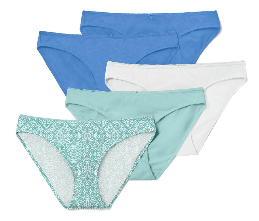 Öt különböző színű alsó egymáson.