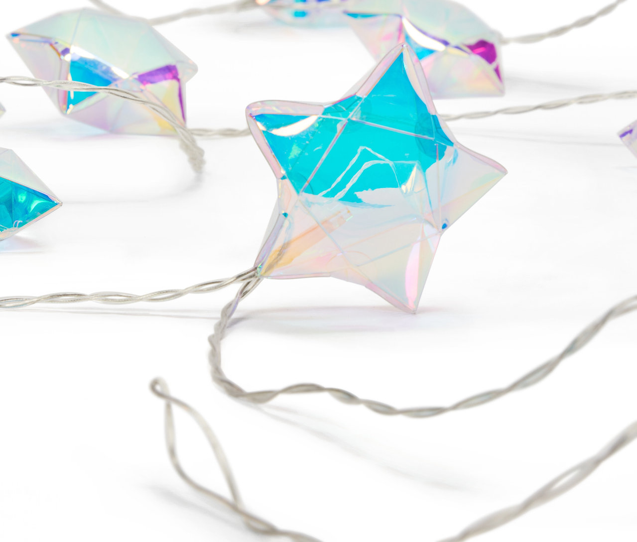 Egy csillag alakú fényfüzér közeli képe szivárványos felülettel, fehér háttéren.