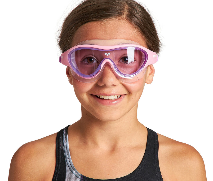 Mosolygó kislány rózsaszín arena Junior The One Mask úszószemüvegben és színes fürdőruhában.