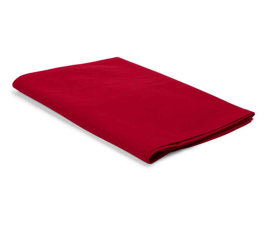 Egy piros anyag összehajtva fehér háttéren.