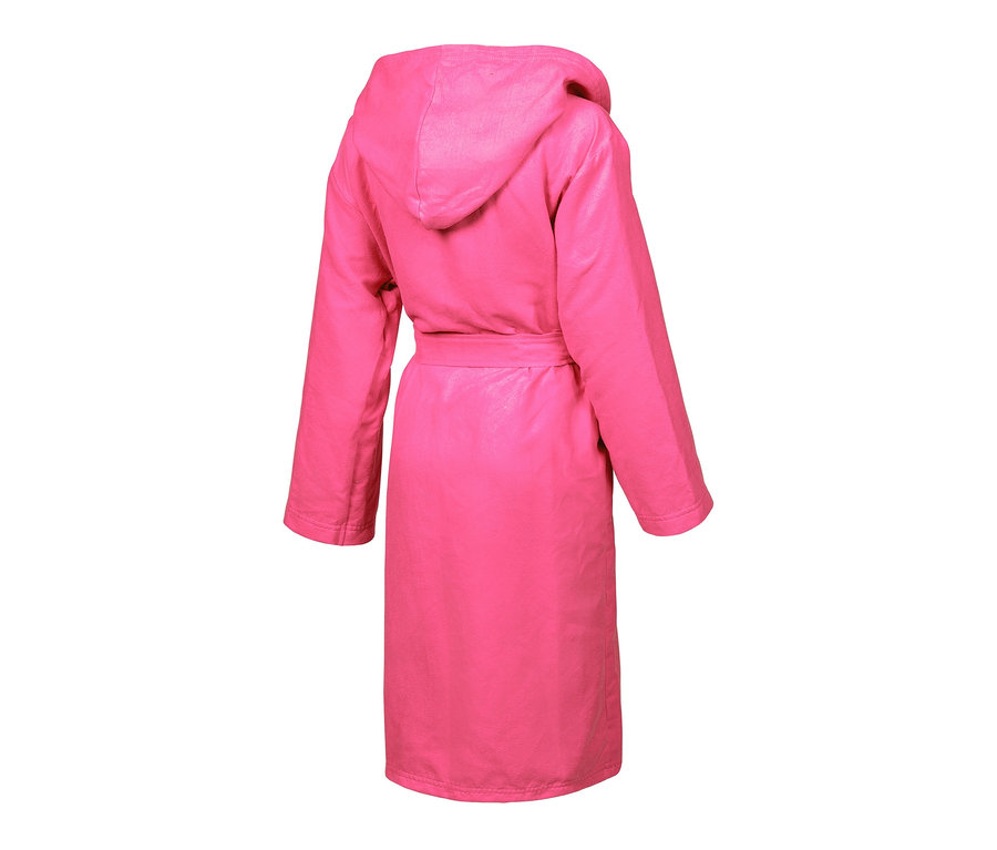 Hátulnézet az arena márkájú Zeal mikroszálas fürdőköpenyről gyerekeknek, pink színben, kapucnival és övvel.