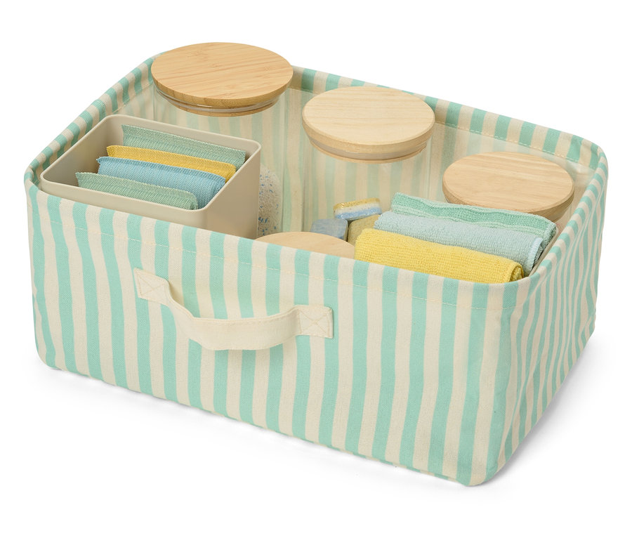 Egy lapos, összehajtható, kék-fehér csíkos tárolódoboz, tele üvegekkel, mosdókendőkkel és egy rendezővel.