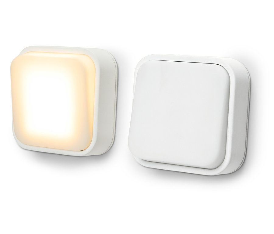 Két fehér fali lámpa, az egyik világít.