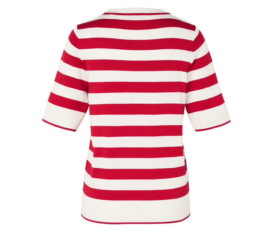 Hátulnézet egy piros-fehér csíkos női pólóról.