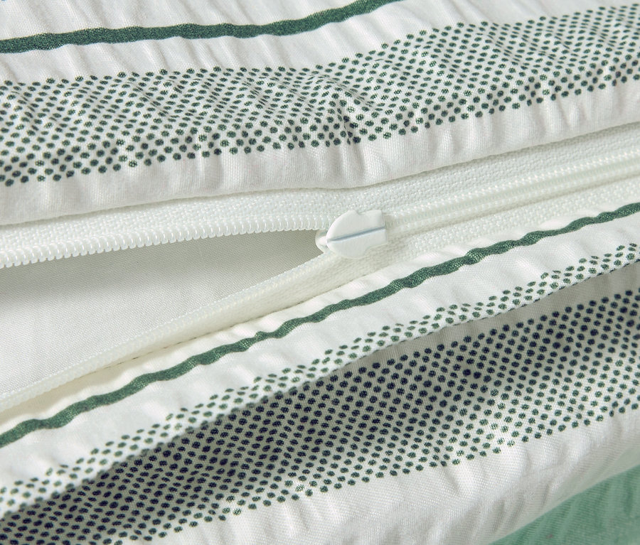 Közelkép egy normál méretű, cipzáras mikroszálas krepp ágyneműhuzatról.