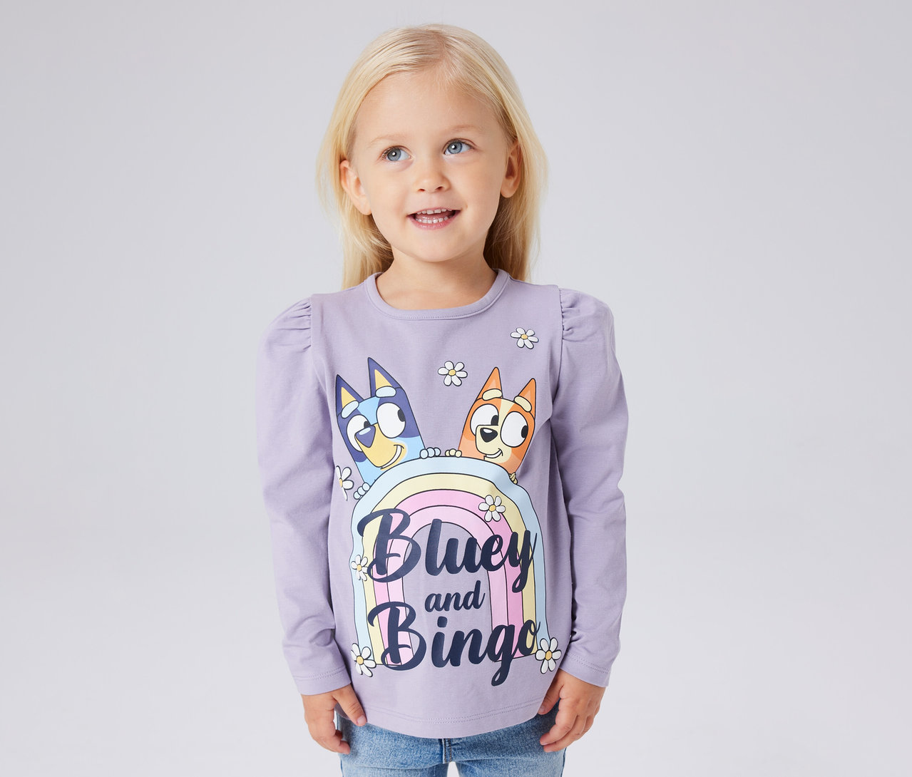 Egy lány lila NAME IT »BLUEY« hosszú ujjú gyerekfelsőt visel Bluey és Bingo nyomtatással.