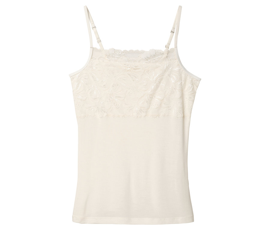 Egyetlen krémszínű, csipkés női trikó fekszik fehér háttéren.