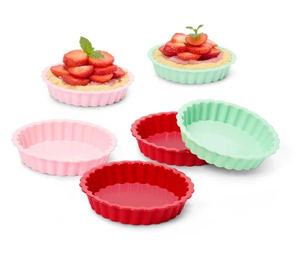 Több színes tortaforma, néhány epertortával töltve.