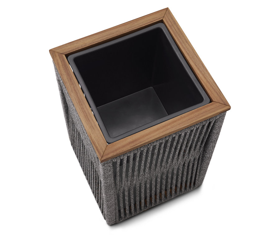 Nagy kép egy szürke kötélfonatú és fa akcentussal ellátott négyzet alakú virágtartóról.