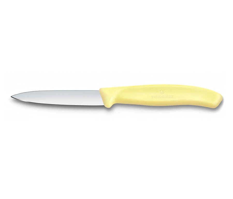Egy sárga Victorinox zöldségkés fekszik egy fehér háttéren.
