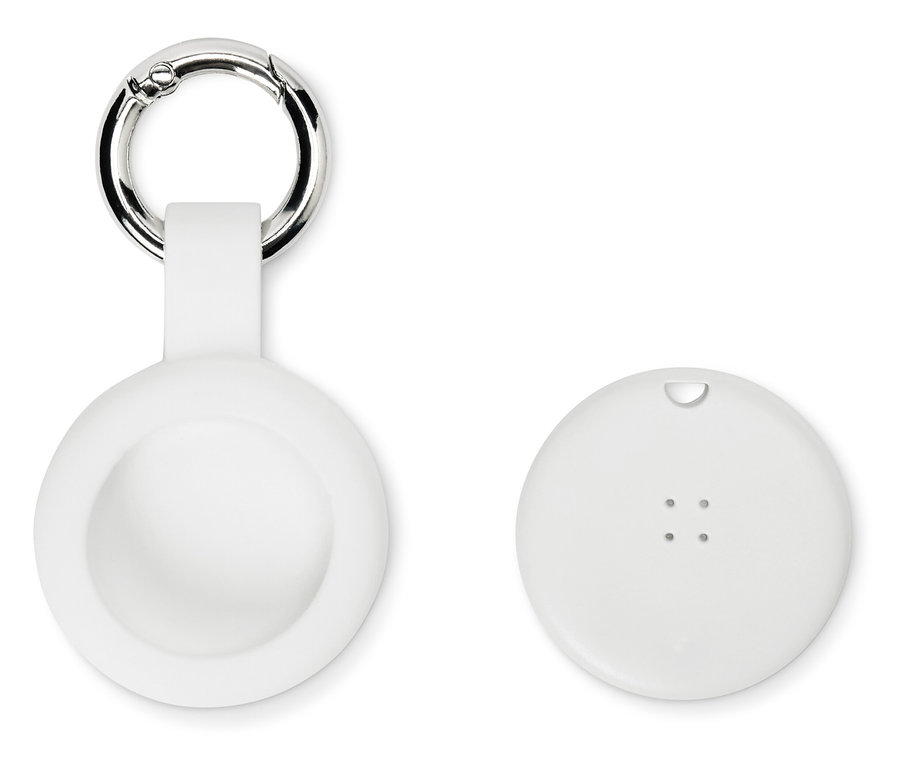 Egy fehér, kerek AirTag tartó karabinerrel és egy fehér AirTag fedél fekszik fehér alapon.
