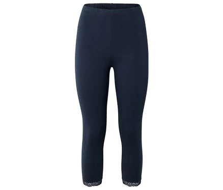 Sötétkék, térdig érő leggings csipkés szegéllyel.