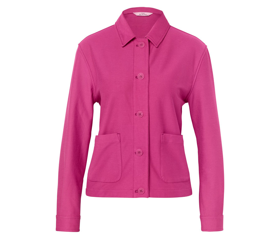 Gombokkal és zsebekkel ellátott rózsaszín dzseki.