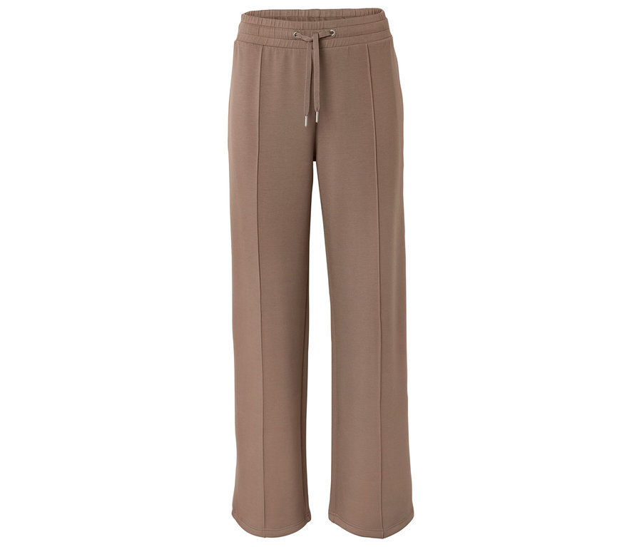 Egy laza szabású, drapp színű, húzózsinóros nadrág izolált fényképe.