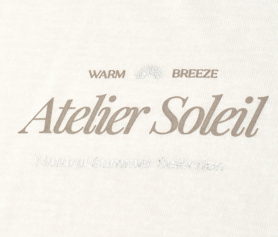 Krémszínű háttéren szürke színnel a „Atelier Soleil” felirat látható.