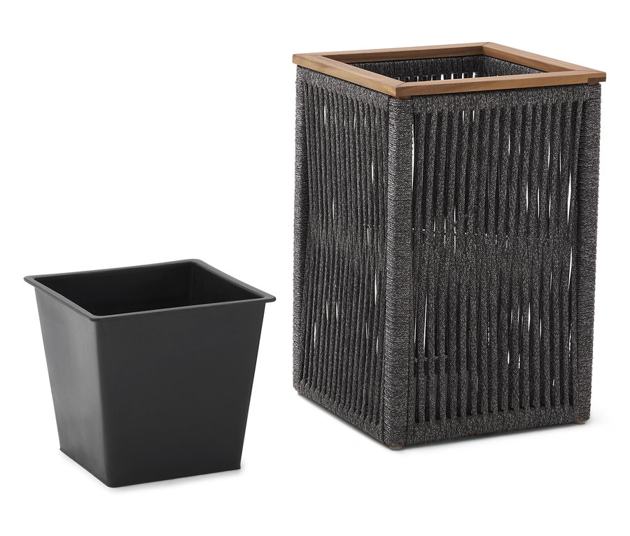 Egy szürke, négyzet alakú, fonott kötélből készült kaspó áll egy fekete, négyzet alakú virágtartó mellett.