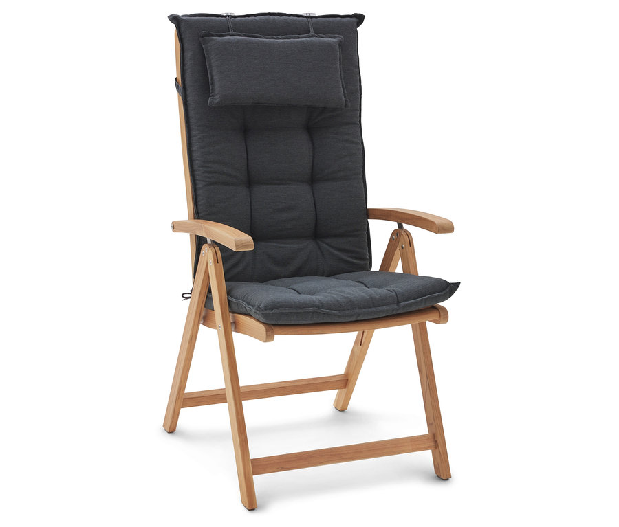 Egy állítható magas támlás teak szék szürke párnákkal fehér háttér előtt.