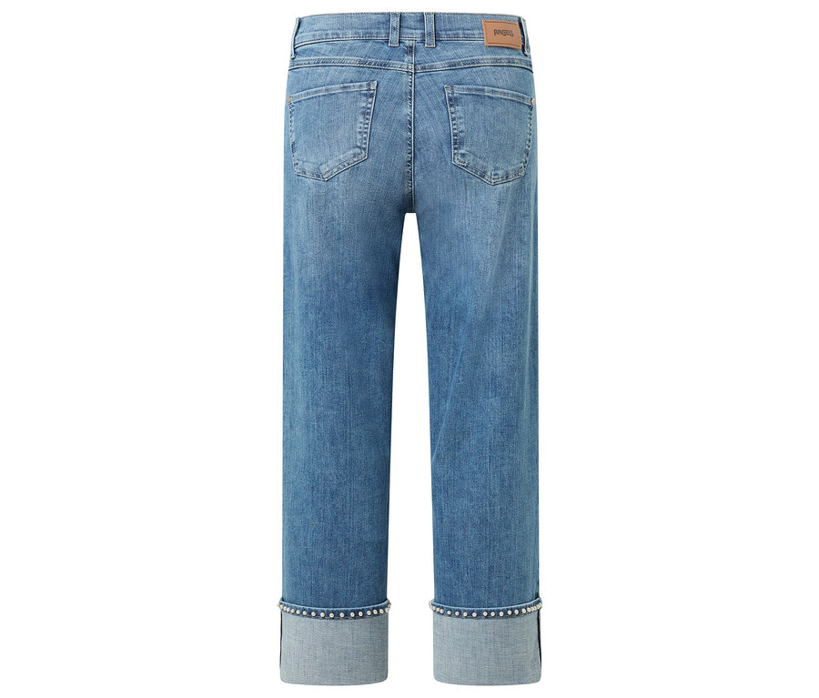 Hátulnézet egy világoskék farmernadrágról, melynek felhajtott szárát szegecsek díszítik.