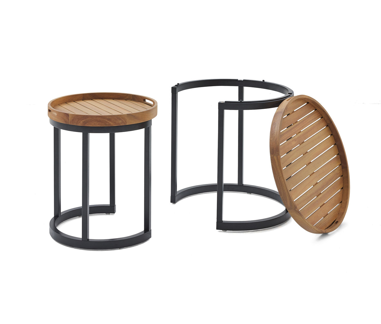 Két fa asztallapos, fekete fémvázas asztal áll fehér háttér előtt.