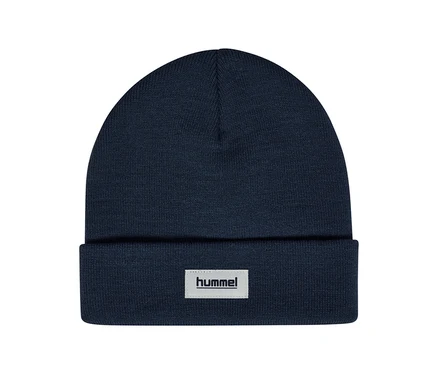 Sötétkék hummel® »HMLJR Knit Beanie« kötött sapka felhajtott szegéllyel és fehér hummel logócímkével.