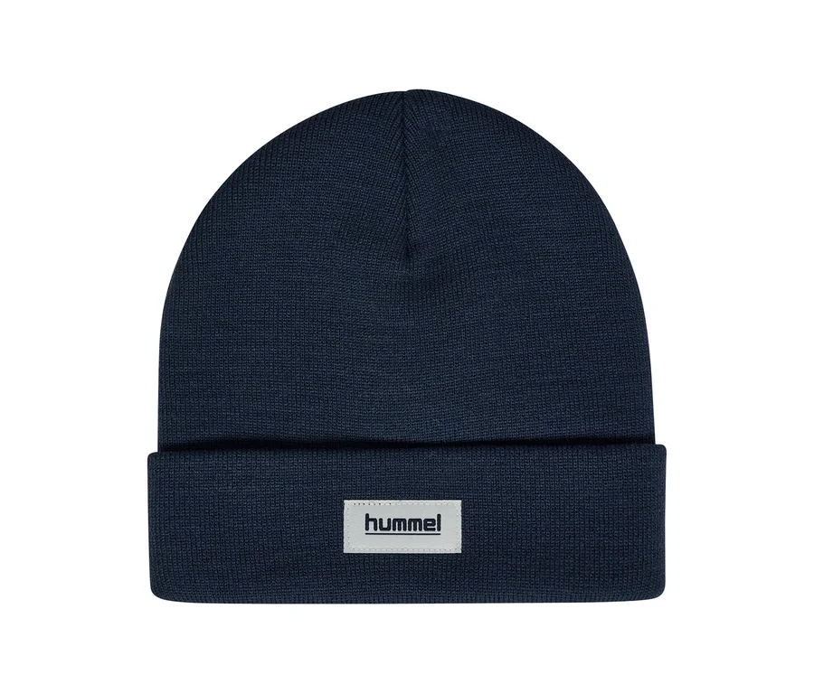 Sötétkék hummel® »HMLJR Knit Beanie« kötött sapka felhajtott szegéllyel és fehér hummel logócímkével.