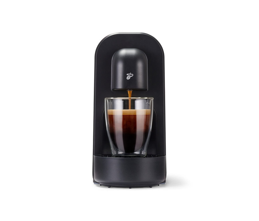 Egy fekete Cafissimo now red kávéfőző kávéval tölt meg egy csészét.