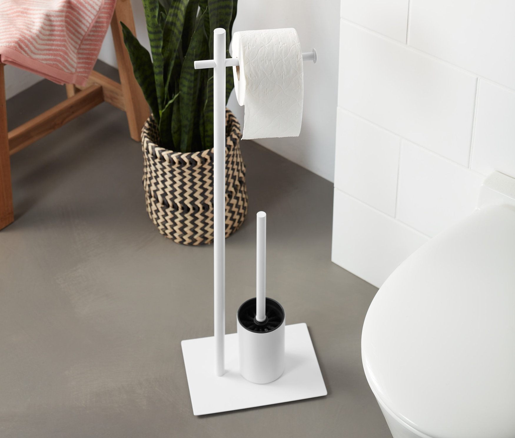 WC-papír és kefe tartó állvány a WC mellett.