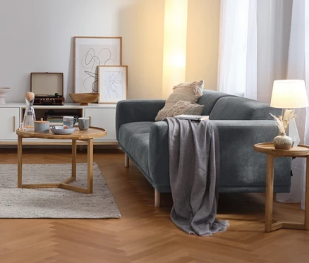 Nappali SCAPA kanapéval (3 személyes, füstkék), LED-es állólámpával (textil lámpaernyő, fehér) és kerek dohányzóasztallal (tölgy).