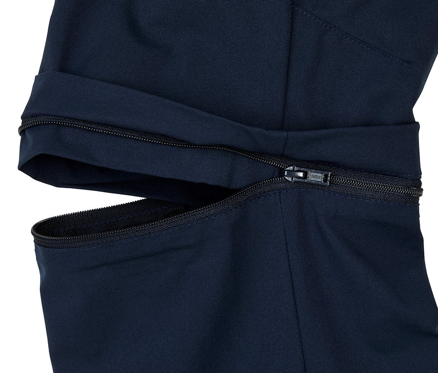 A sötétkék női 2 az 1-ben funkcionális nadrág részlete.