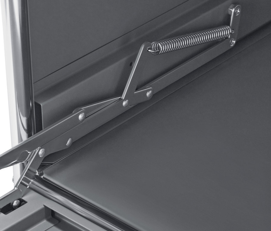 Közelkép egy szürke »CN3« 3 rekeszes fém szekrény részletéről, nyitószerkezettel.