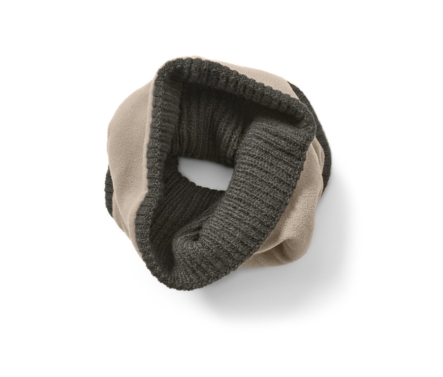 Zöld kötött csősál fehér háttérrel.