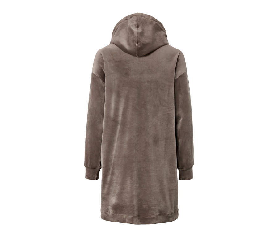 Hátulnézet egy taupe színű, kapucnis női lezser plüssruha.