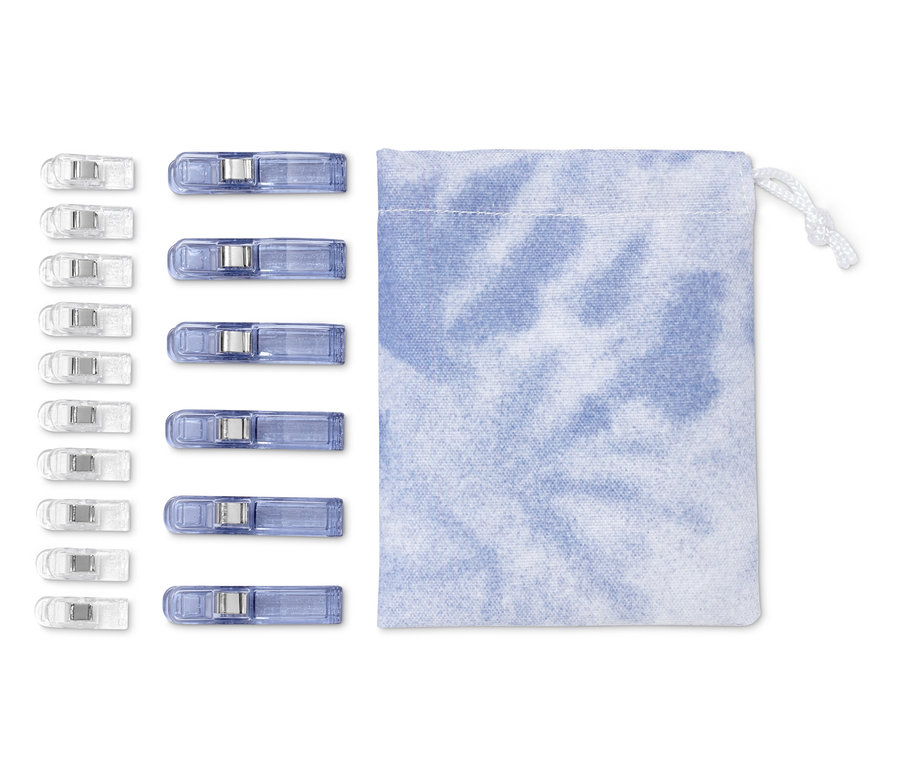 Tíz átlátszó és tíz kék anyagcsipesz, 20 db, egy kék tok mellett.