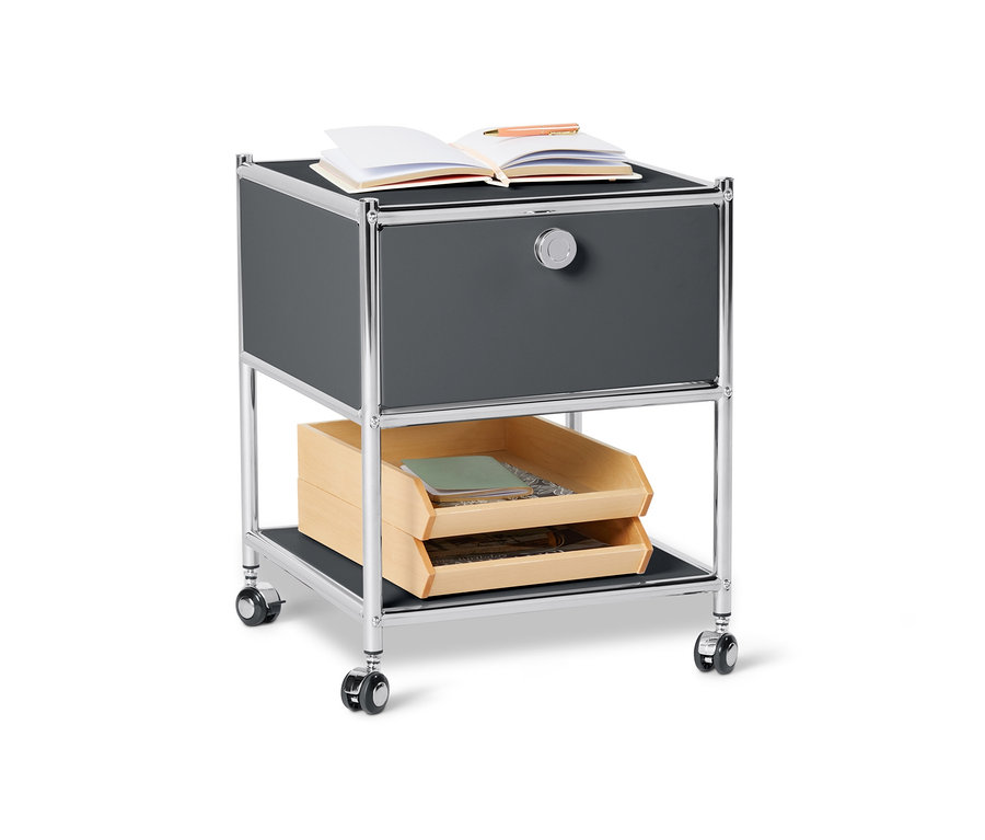 Szürke, fiókos fém kisasztal »CN3«. A tetején egy nyitott jegyzetfüzet és egy toll található.