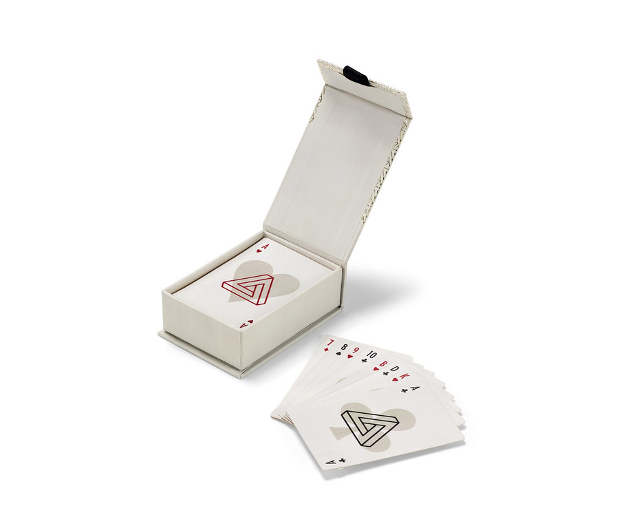 Nyitott Skat kártyajáték dobozban és szétszórt kártyák mellette.