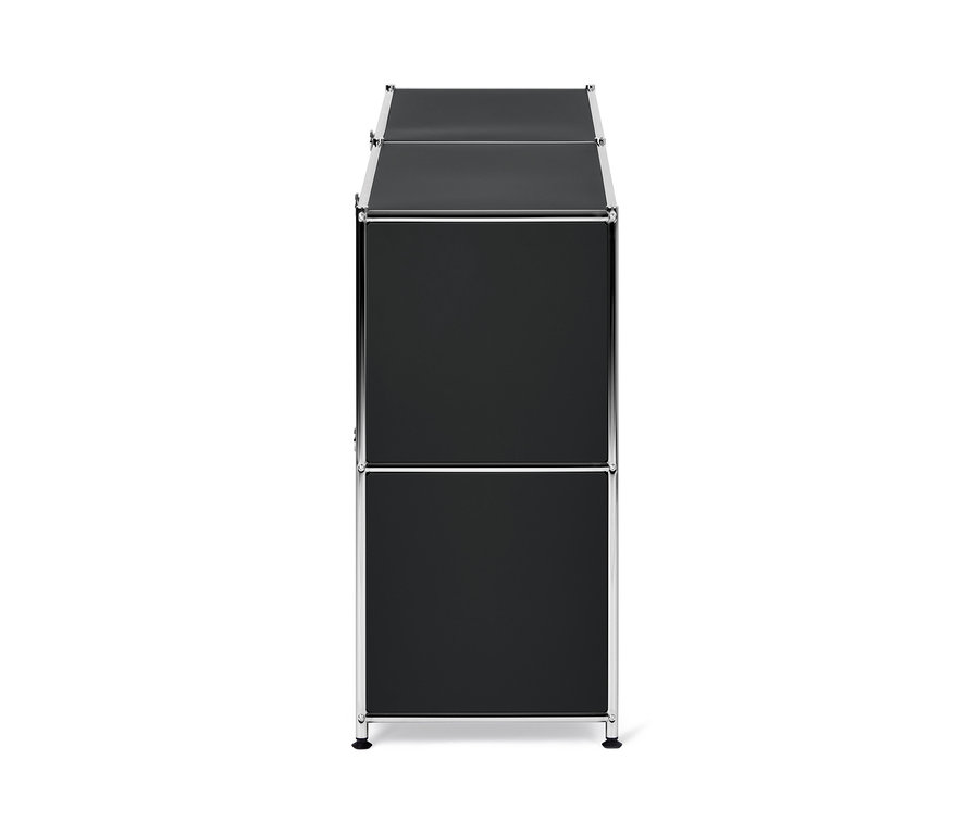 Fekete »CN3« komód négy lenyíló ajtóval.