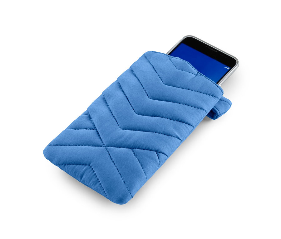 Mobiltelefon egy világoskék hőszigetelt, multifunkcionális táskában.