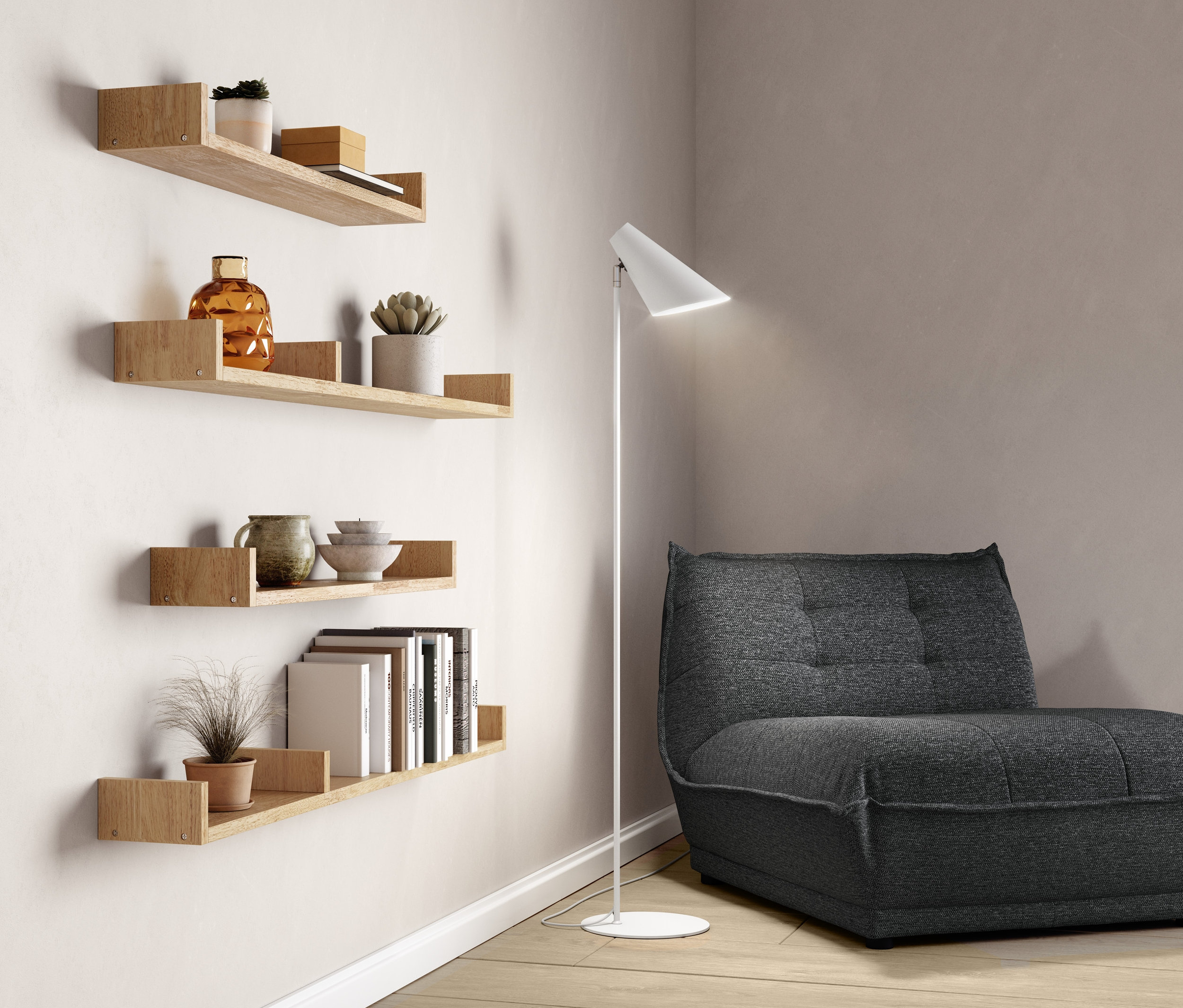 Négy különböző méretű fali polc dekorációkkal és könyvekkel egymás mellett, mellette egy antracit DOMO collection Loungsessel »Lugo« fotel és egy fehér »Cale« fém állólámpa.