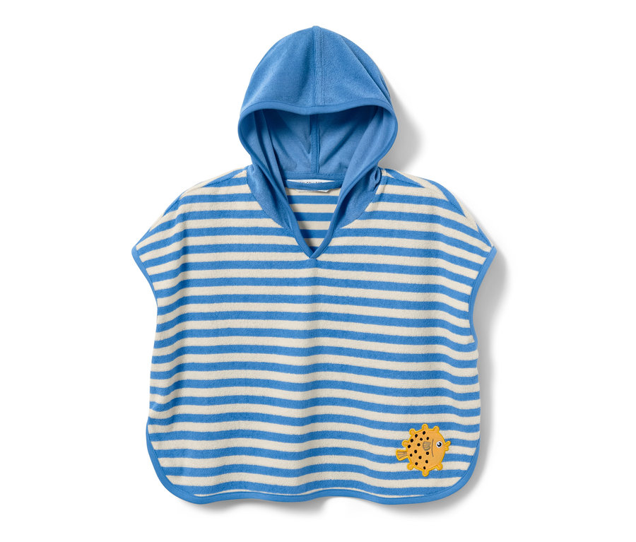 Egy kék-fehér csíkos, kapucnis gyerek frottírponcsó, sárga hal folttal.