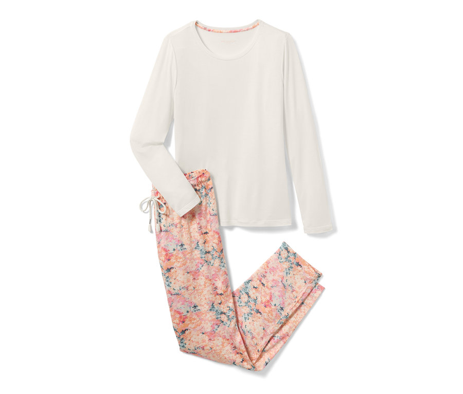 Fehér, hosszú ujjú pizsama virágos nadrággal.