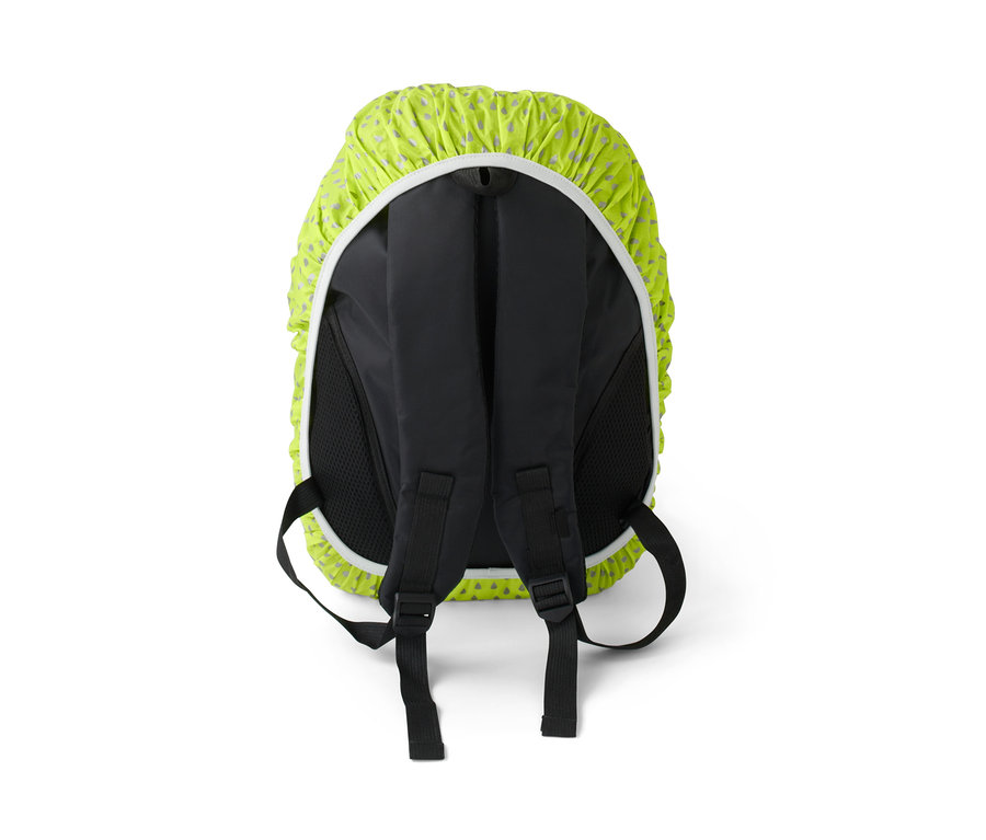 Hátulnézet egy fekete hátizsákról, neonzöld, fényvisszaverő esővédő huzattal.
