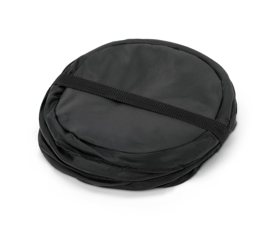 Egy fekete, összehajtható szemetes.